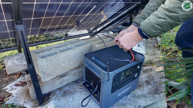 branchement panneau solaire sur station d'énergie