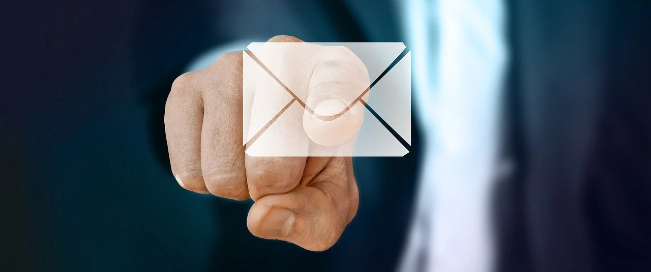 l'e-mail permet de communiquer facilement