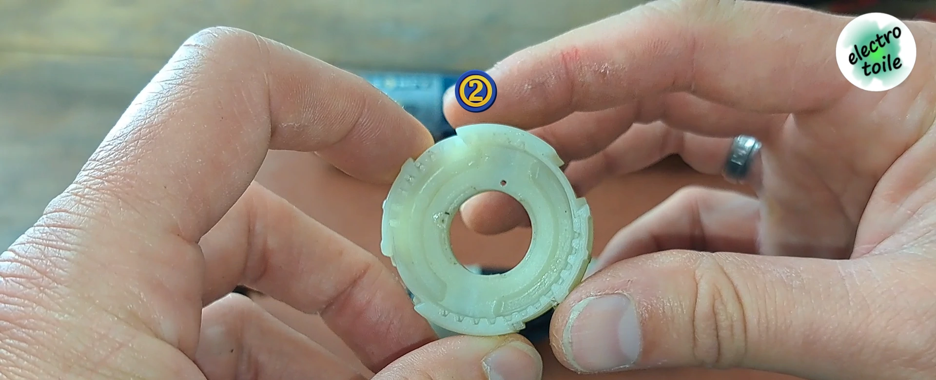 cette bague accueille la goupille cylindrique pour maintenir le moteur dans le tube