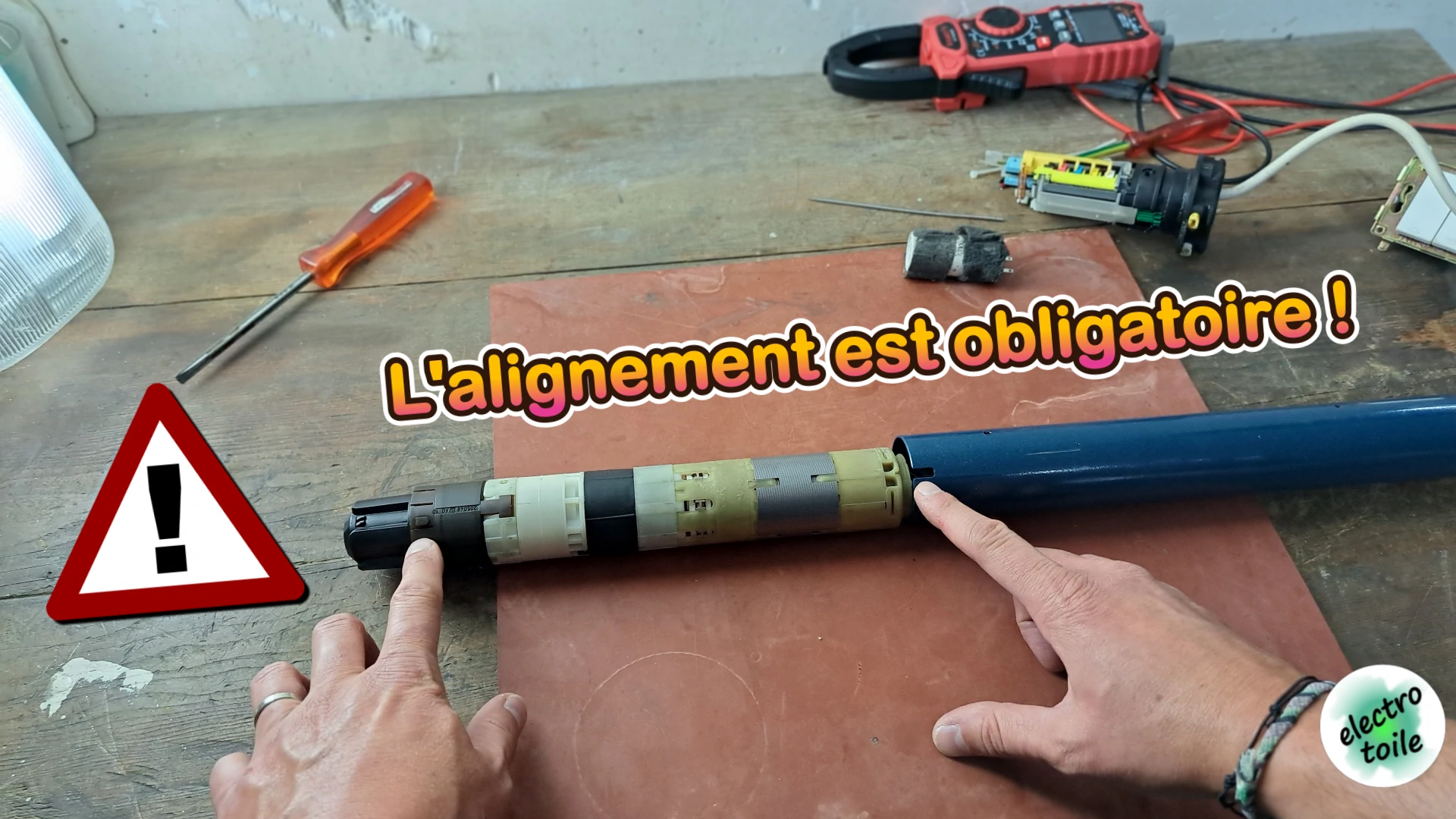 bien aligner le tube avec le mécanisme moteur et l'emplacement des trous