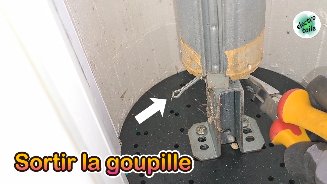 enlevez la goupille qui bloque l'axe d'enroulement du volet roulant