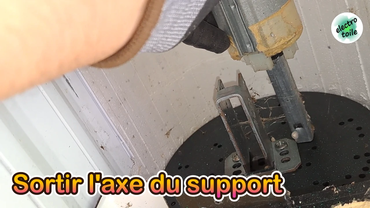 enlevez l'axe d'enroulement du volet de son support