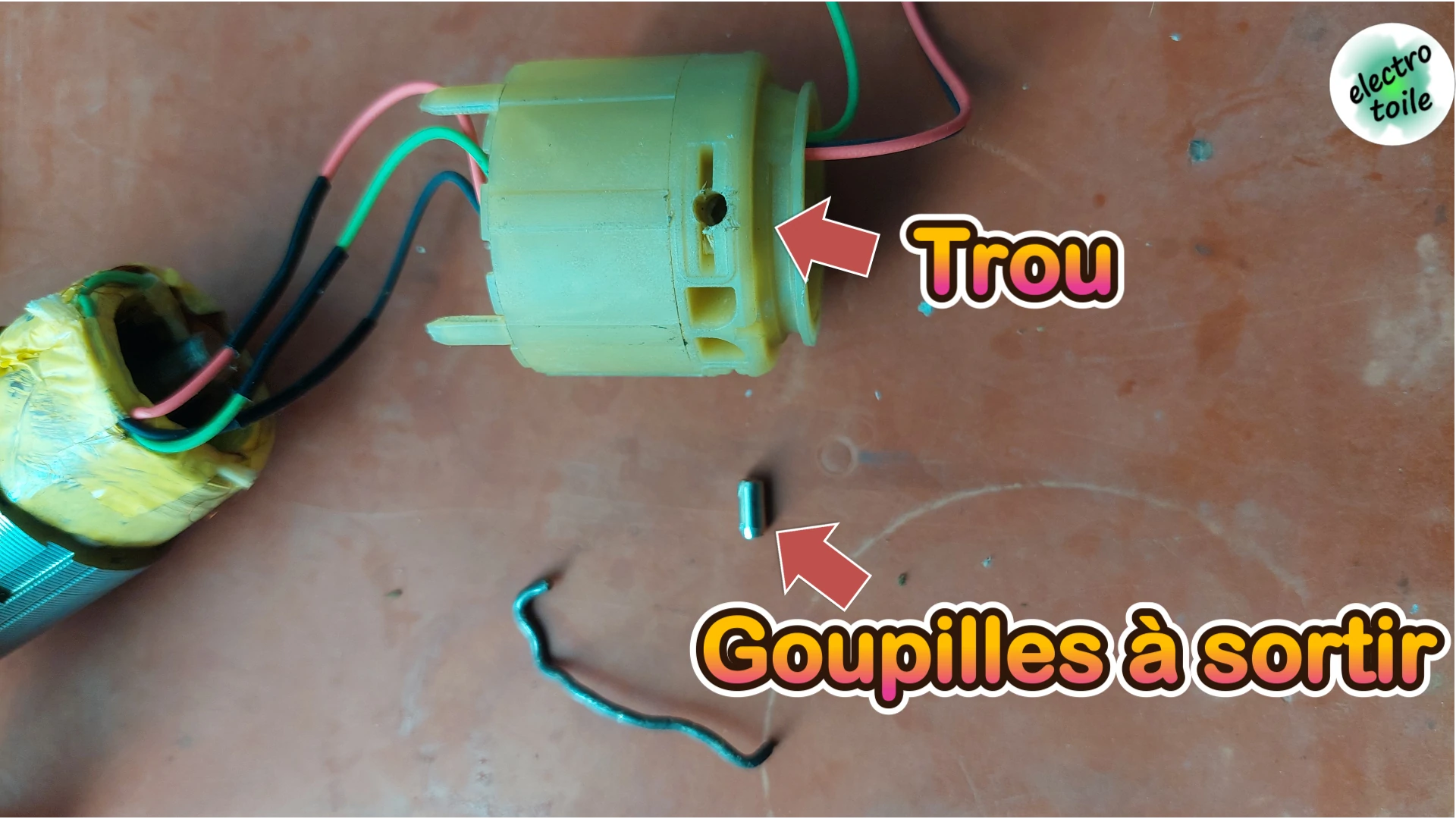 retirer les 4 goupilles des supports en plastique du moteur Somfy